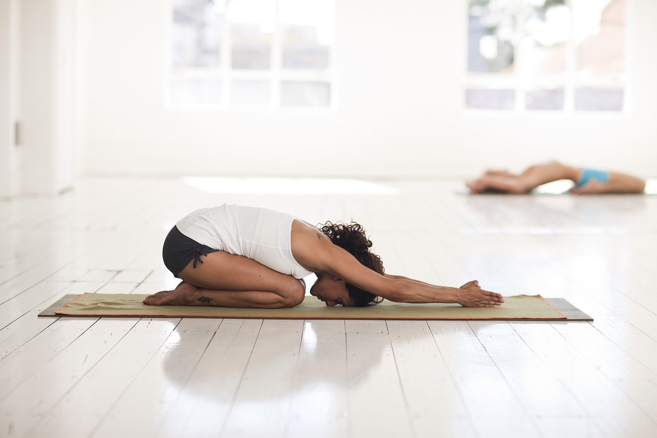 Trening jogi w domu: Jak rozluźnić umysł i poprawić elastyczność w komfortowym otoczeniu